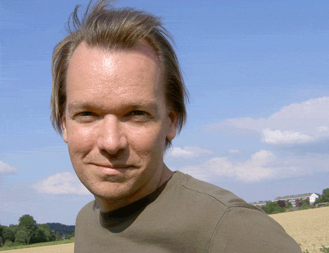 Urs im Sommerwind, ins Licht schauend 2010